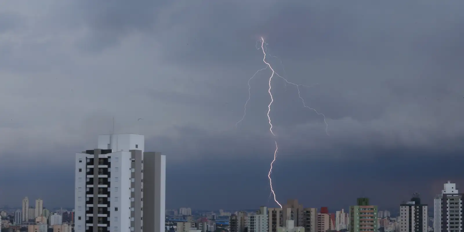 Ventos fortes em SP derrubam cobertura de arena e deixam 8 feridos