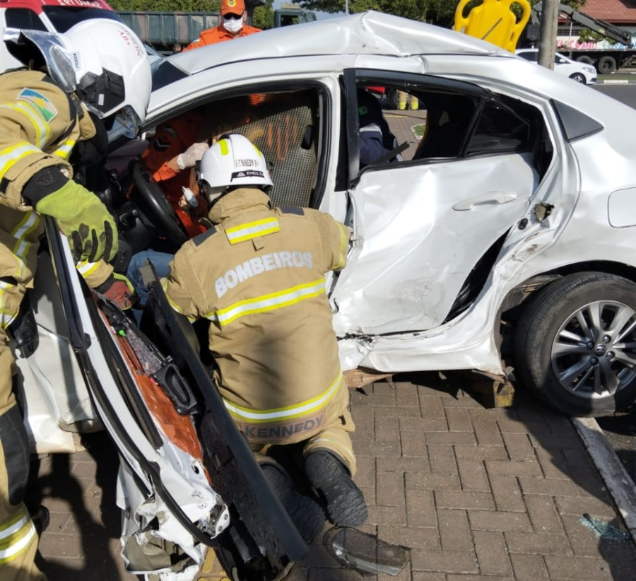 Ambulância do SAMU se envolve em acidente e deixa mulher ferida na Avenida Ene Garcez