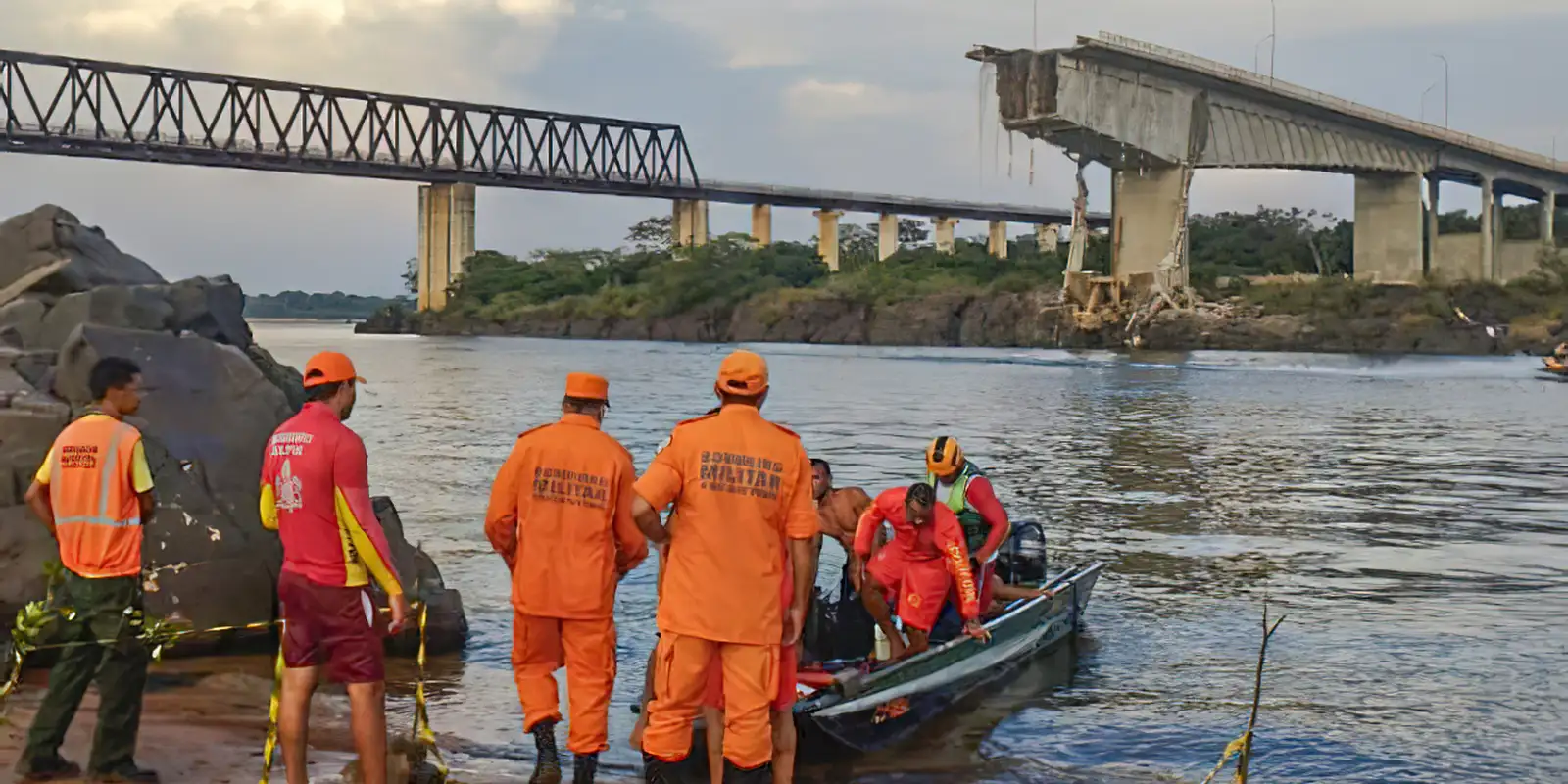 Carreta é retirada do Rio Tocantins dez meses após colapso da Ponte JK