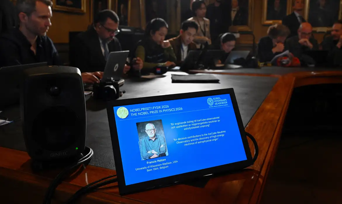 Belga que descobriu menor partícula do universo recebe Nobel da Física