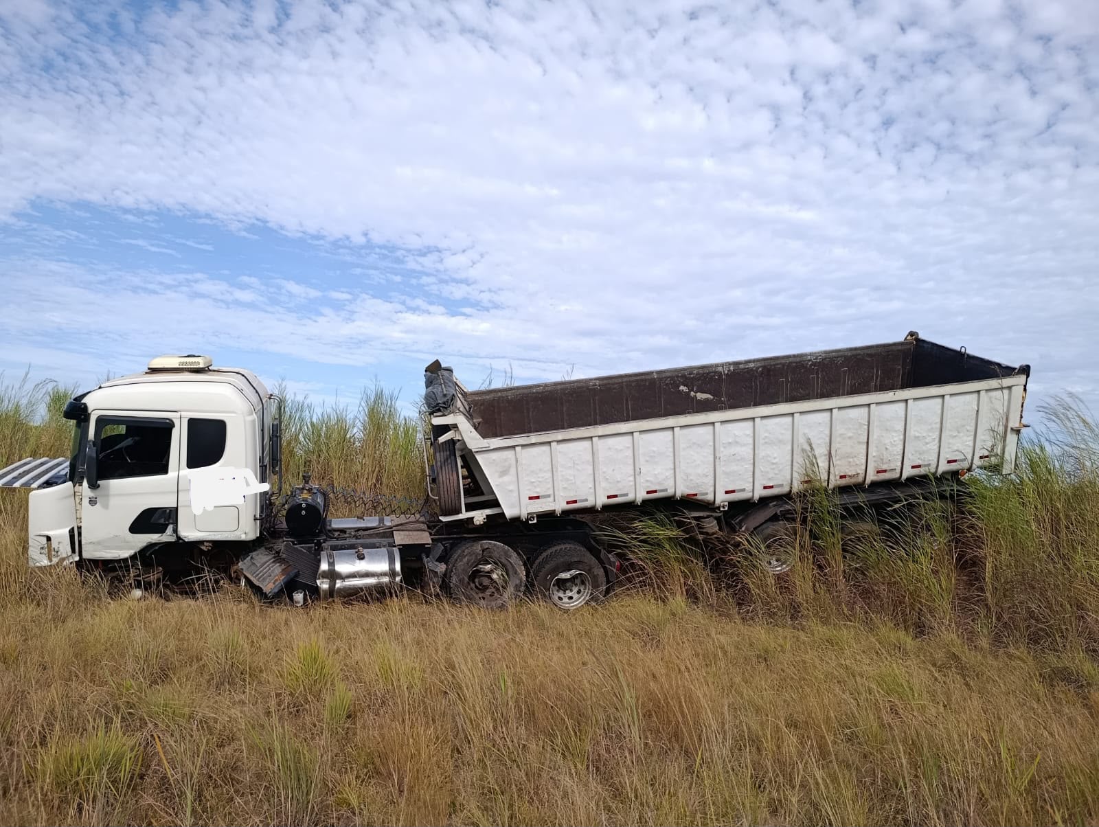 Caminhonete capota após colisão com caminhão na BR-401; motorista fica ferido