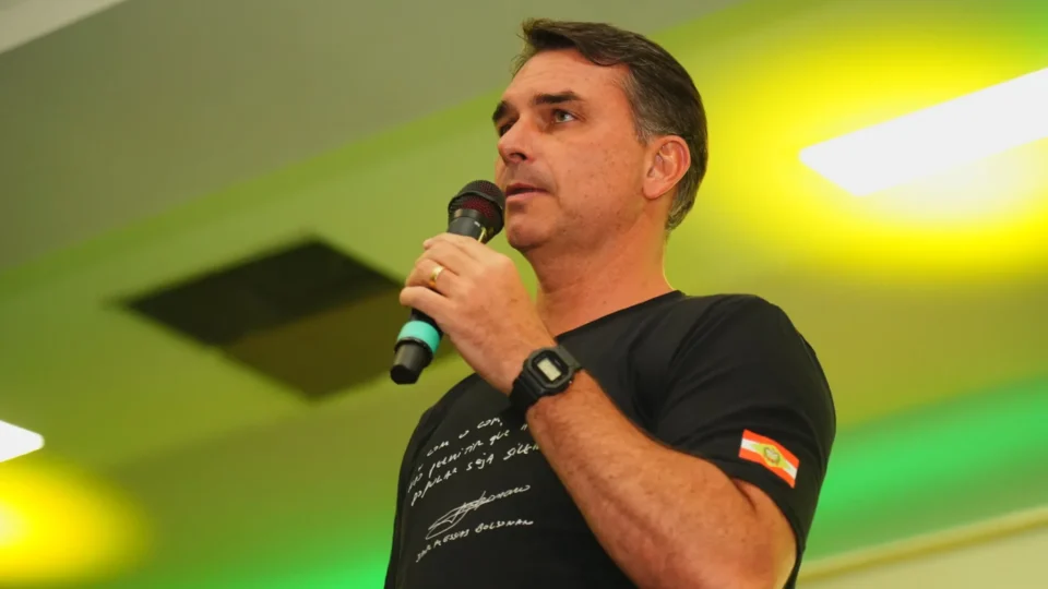 Reuters confirma que Flávio Bolsonaro deixou o Brasil rumo aos EUA