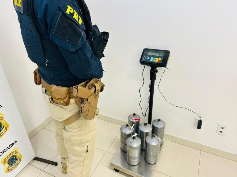 Material estava oculto em compartimentos adaptados dentro de veículos abordados nas BR-401 e BR-432