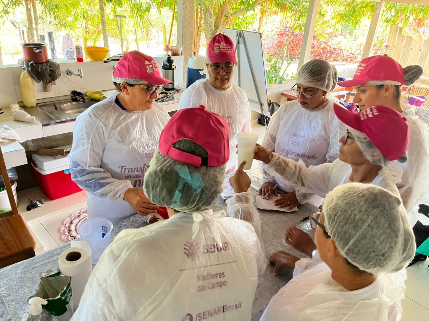 Mulheres do campo apresentam produtos em feira aberta ao público em Rorainópolis