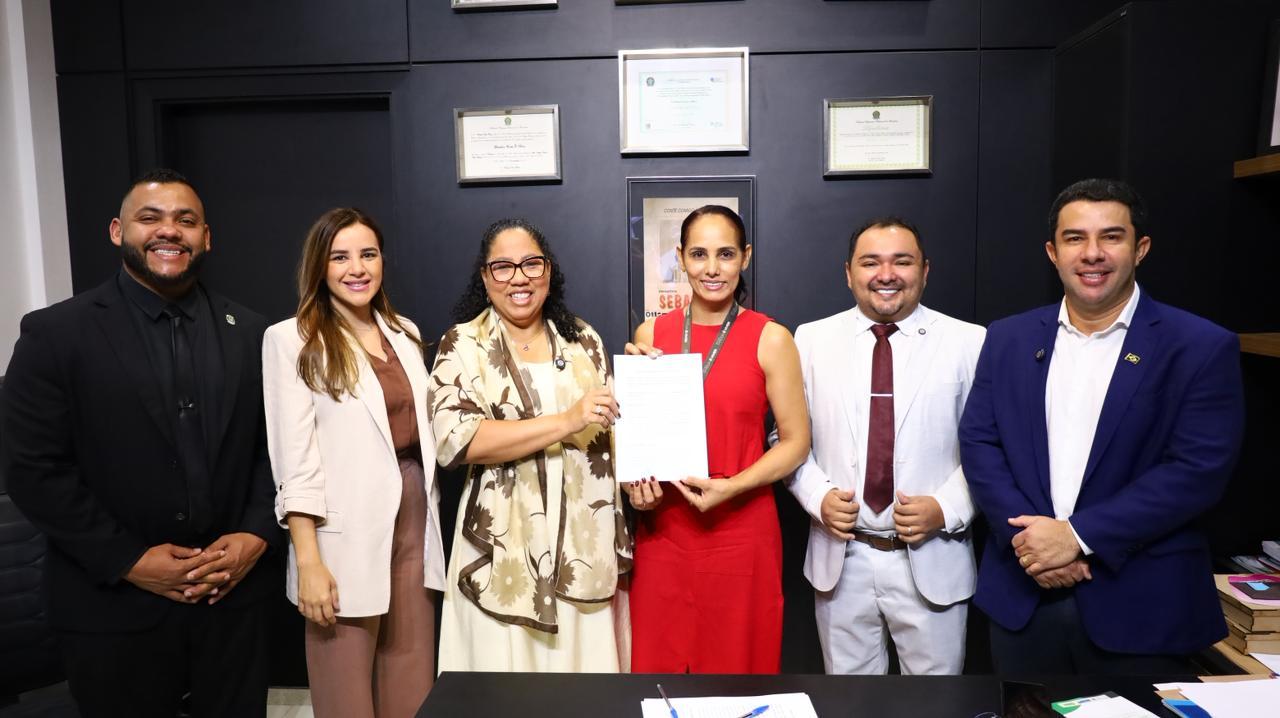 Banco Vermelho chega à Câmara de Boa Vista como símbolo de combate à violência contra a mulher