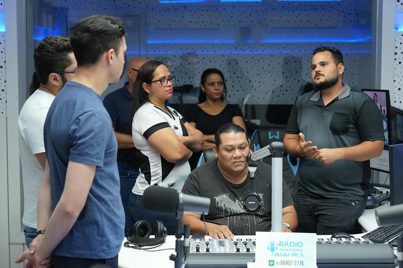 Curso de radialista entra na fase prática e leva alunos ao estúdio da Assembleia em Roraima