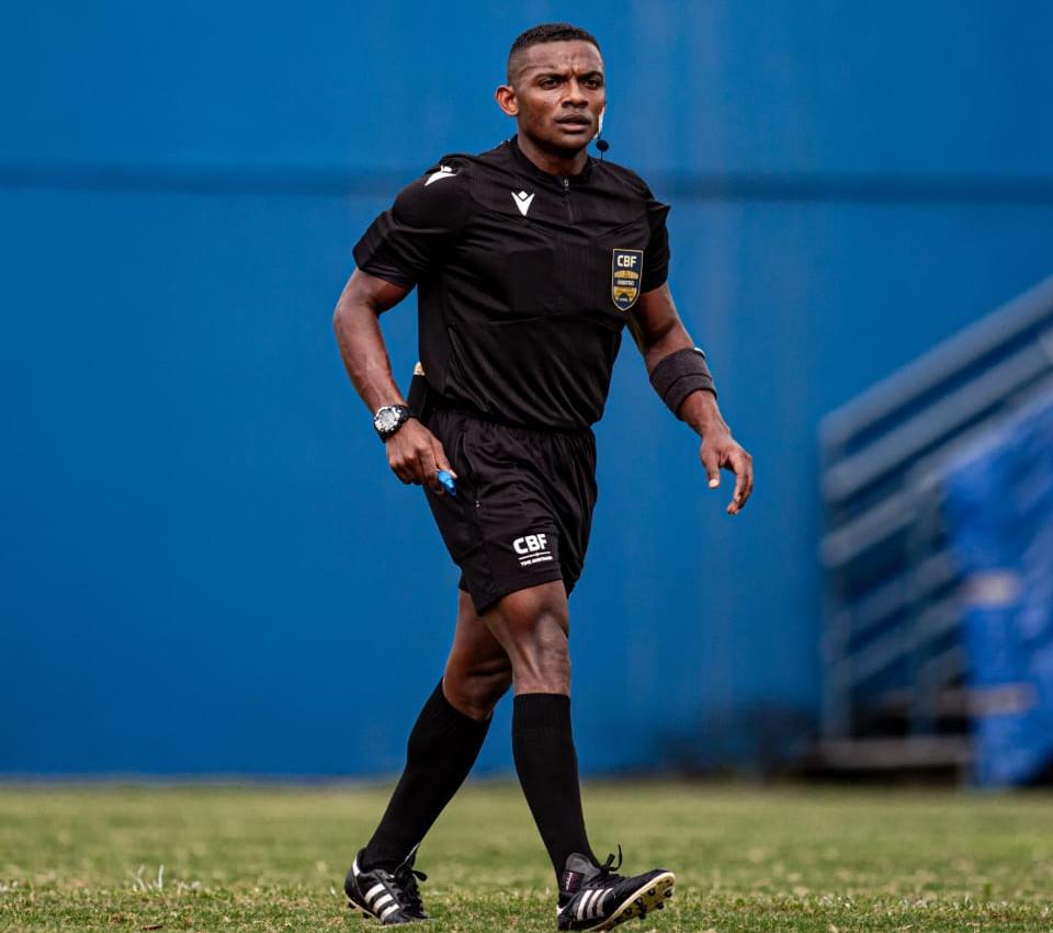 Daniel Alejandro Hidalgo Blanco é árbitro de elite do futebol brasileiro, em Palmeiras x Athlético Paranaense, pela Série A