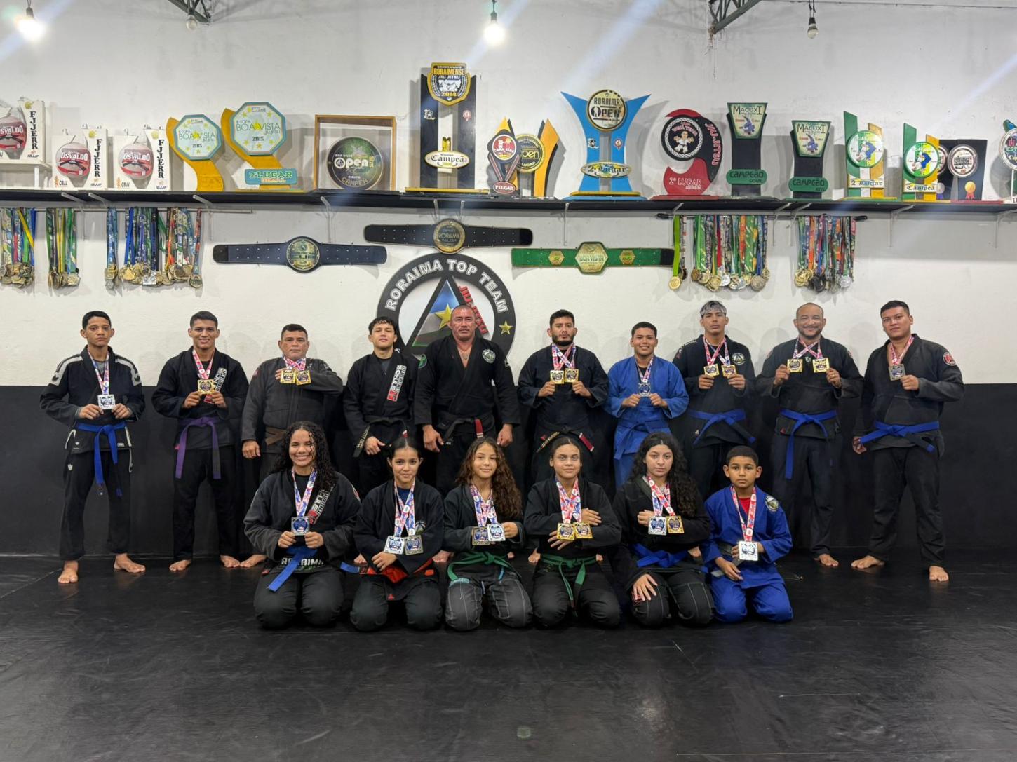 Delegação da Roraima Top Team chega a Boa Vista com 27 medalhas conquistadas no Amazonense