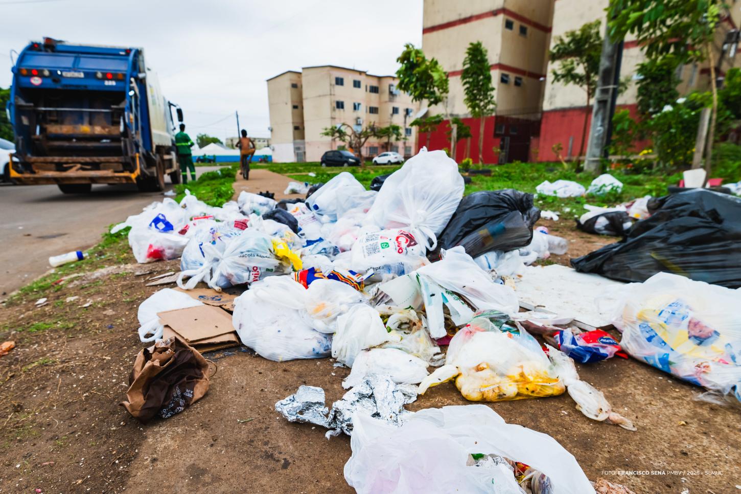 Descarte irregular de lixo persiste em Boa Vista mesmo com coleta e contêineres disponíveis