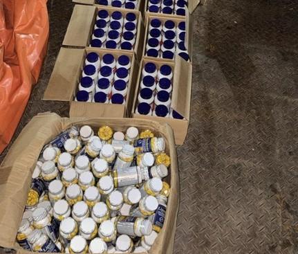 Caixas com suplementos de origem estrangeira sem registro sanitário são exibidas após apreensão da PRF na BR 401, no Cantá; carga soma mais de 57 mil comprimidos ilegais