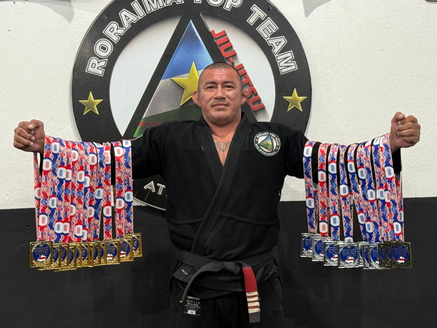 Lutador e professor Bruno Romão posa com as 27 medalhas. Crédito: ASCOM/Roraima Top Team