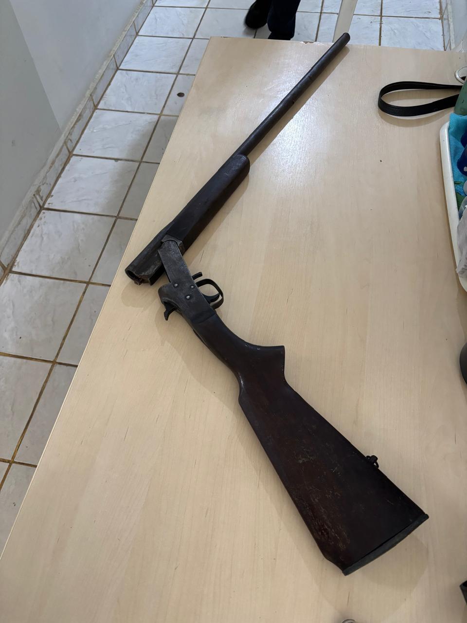 Ação policial no interior do estado combina combate à violência doméstica e crimes patrimoniais, com apreensão de arma e recuperação de celulares furtados