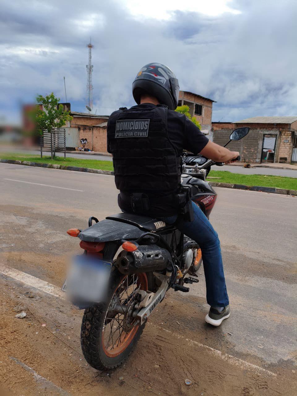 Mandados foram cumpridos após investigação apontar suspeito em assassinato ocorrido em 2025 na capital