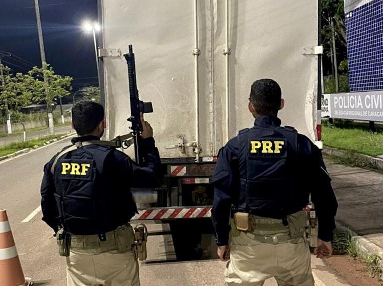 PRF apreende motor roubado, madeira ilegal e prende suspeitos em rodovias de Roraima