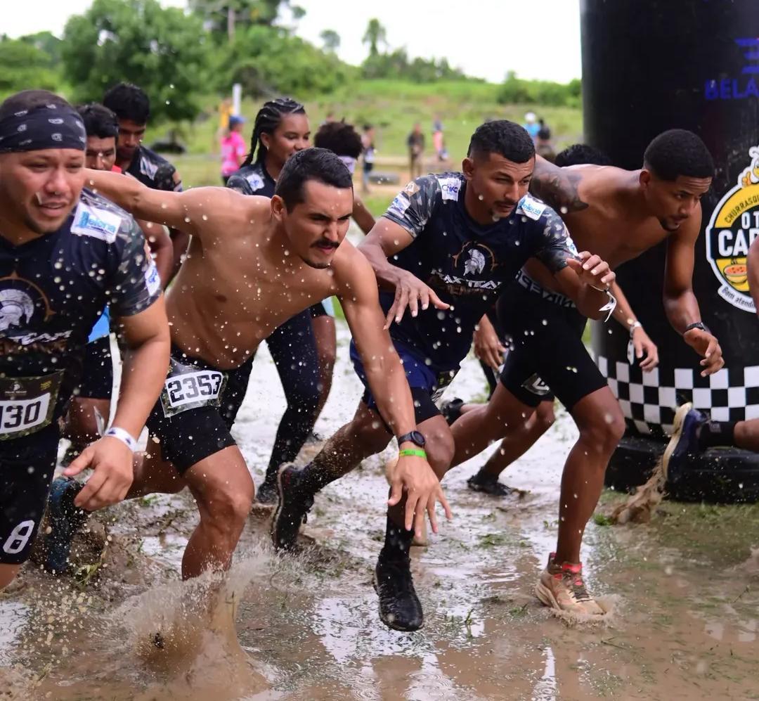 Corrida com obstáculos reúne 380 competidores e fãs da modalidade 