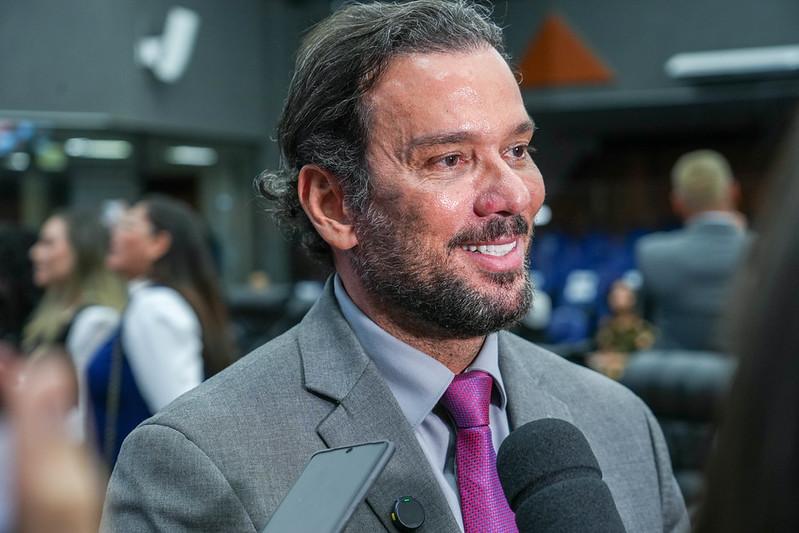 A sessão solene em que foi empossado Rogério Borges foi presidida pelo deputado Jorge Everton