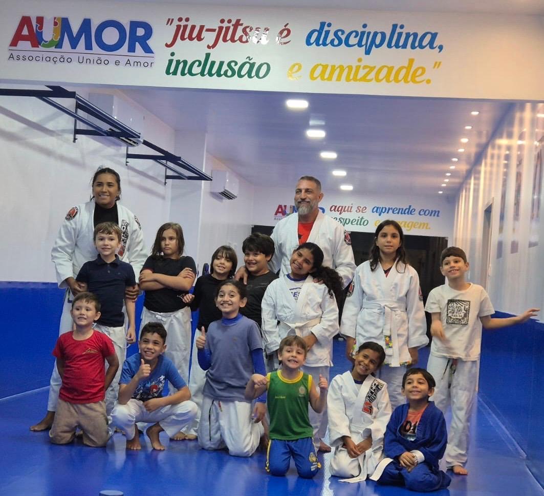 Campeão de jiu-jitsu, Rodrigo Pinna dá aula de arte suave para crianças autistas em Boa Vista