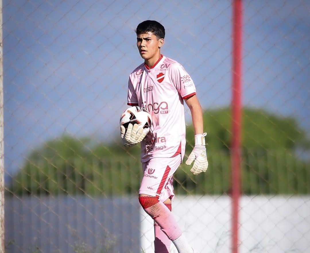 Davi Medeiros busca fechar o gol do Vila no clássico contra o Goiás, pela semi do Estadual Sub-15