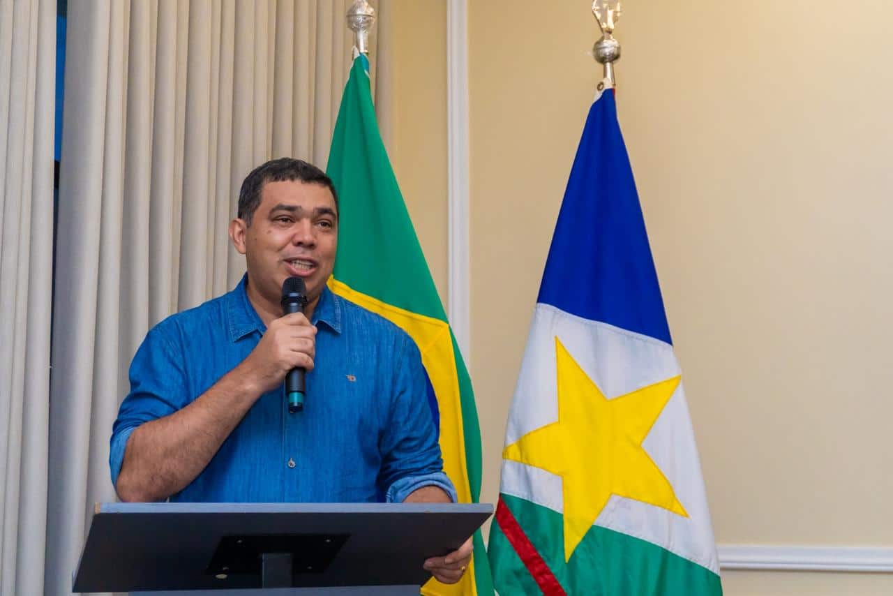 Governador Soldado Sampaio assina decreto para reduzir interstício de promoção de policiais militares e bombeiros