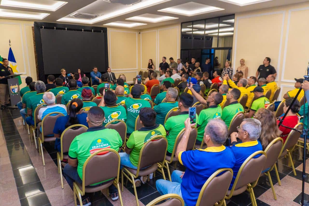 Governador Soldado Sampaio formaliza regulamentação do transporte intermunicipal em Roraima