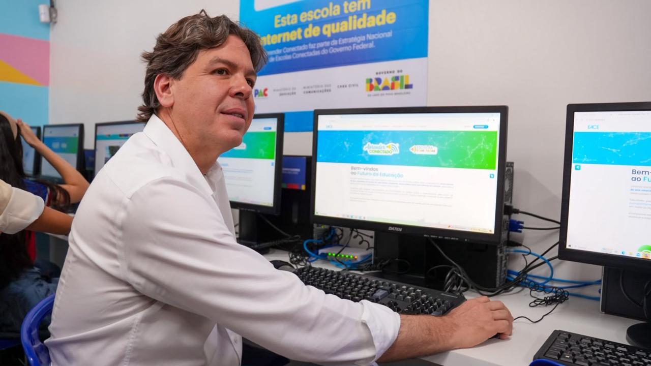 Ministro das Comunicações visita escola conectada em Roraima