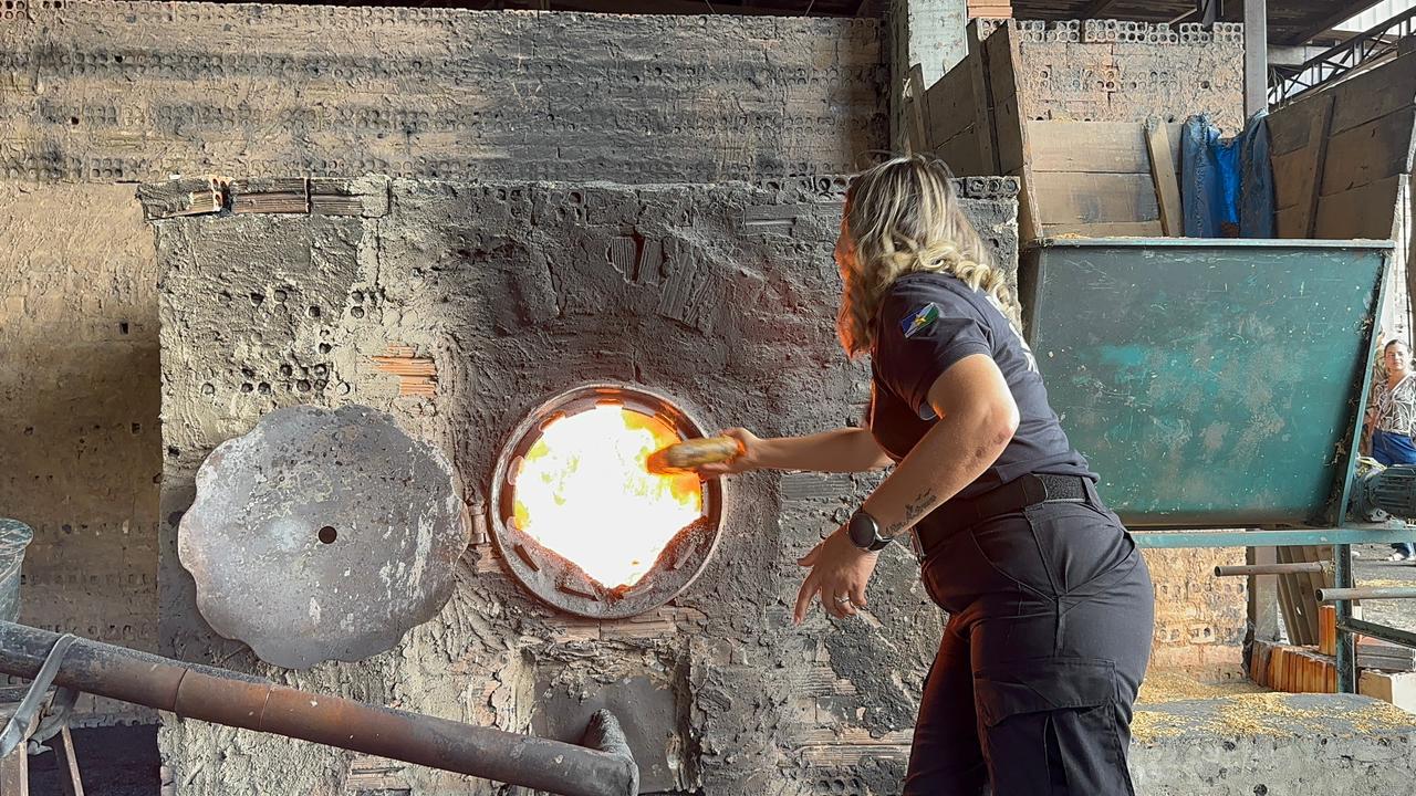 **Legenda alternativa para a foto:**  A incineração de mais de 77 quilos de entorpecentes apreendidos em operações policiais marca uma das etapas do enfrentamento ao tráfico de drogas em Roraima. Entre os materiais destruídos estavam skunk, cocaína, ecsta