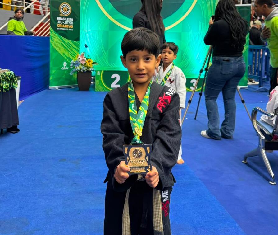 Roraimense Fernandinho Lobato entra para história ao ser campeão brasileiro de JJ com 5 anos de idade 