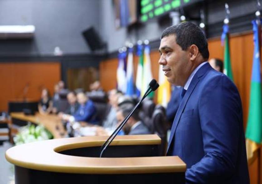 Sampaio promete concluir obras inacabadas e aponta precariedade em escolas indígenas de Roraima