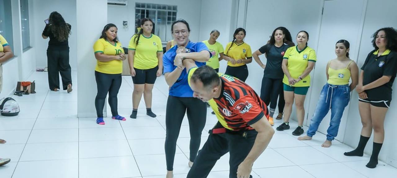 Mulheres aprimoram defesa pessoal em aulas gratuitas da SEM