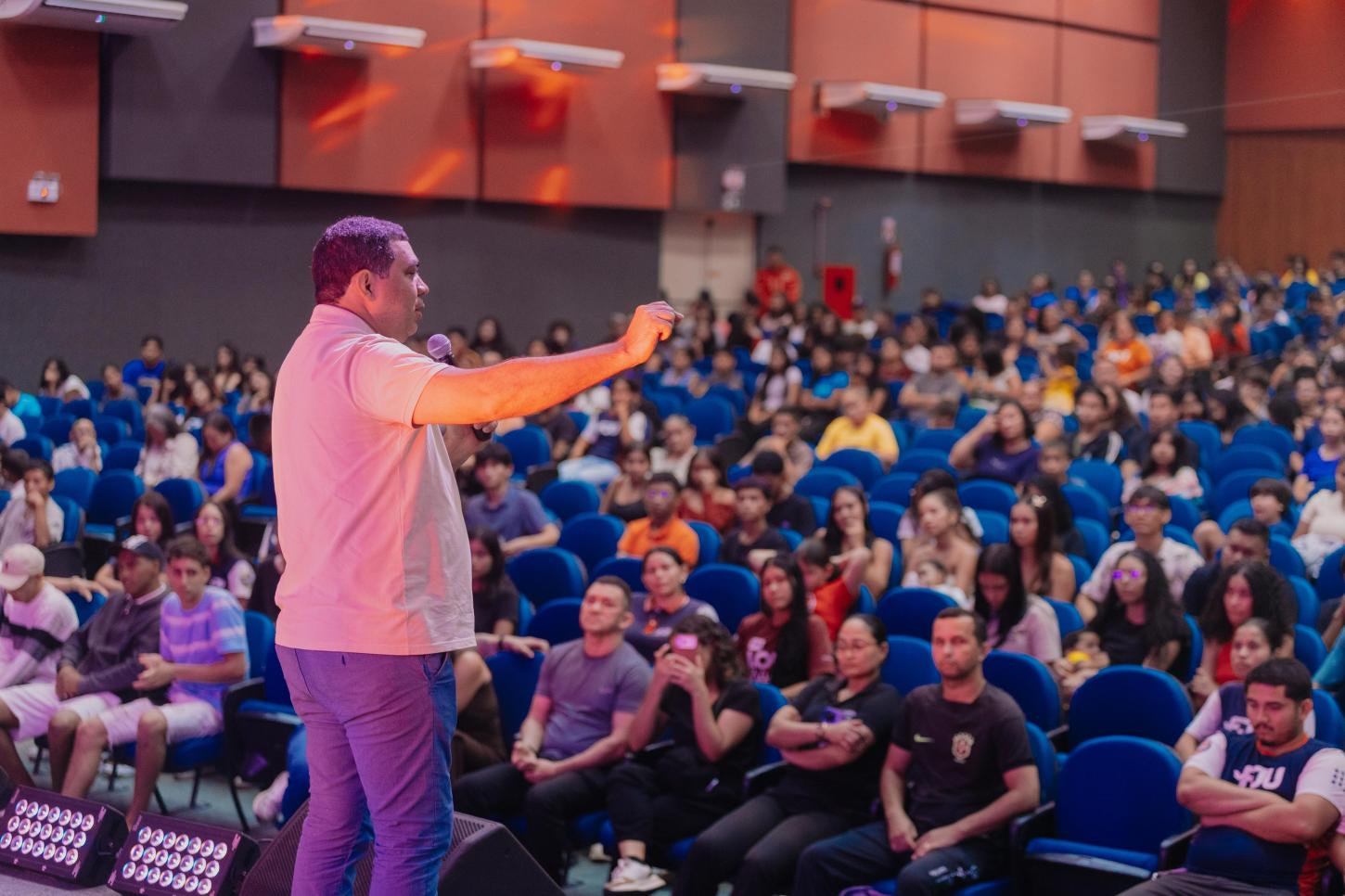 Soldado Sampaio reúne servidores municipais e participa de evento com cerca de mil jovens em Boa Vista