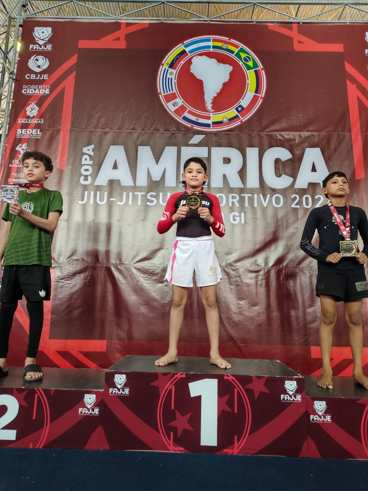 Vendedor de cremosinho Anthony Martins fatura ouro duplo na Copa América de JJ, em Manaus