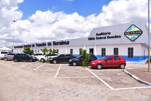 Justiça condena revendedora por não transferir veículo e manter antigo proprietário responsável por multas