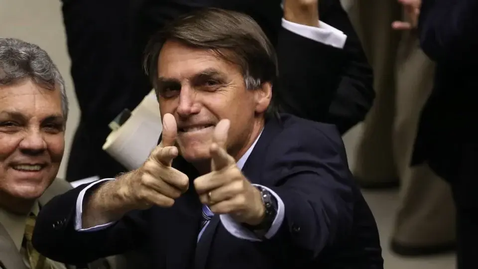 PF faz busca na casa de Bolsonaro após divergência em registro de arma