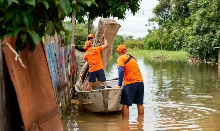 Cheia do Rio Branco leva Defesa Civil a retirar família de área de risco no bairro Cauamé