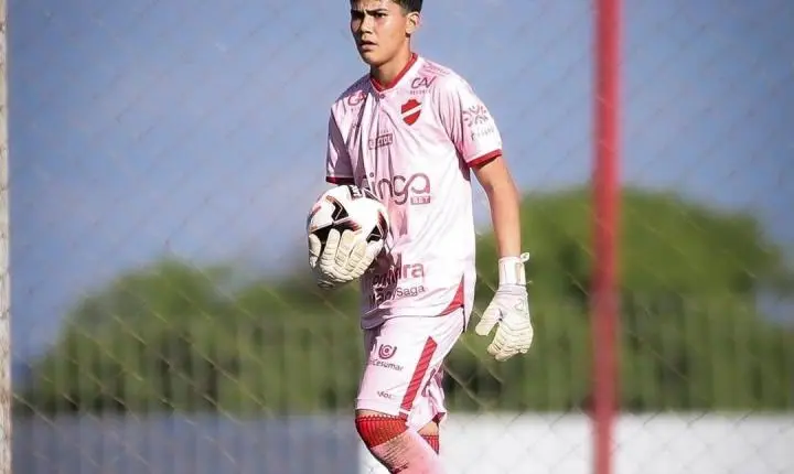 Davi Medeiros busca fechar o gol do Vila no clássico contra o Goiás, pela semi do Estadual Sub-15