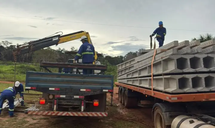 Governo de Roraima inicia implantação de rede elétrica na Vila Ottomar, beneficiando moradores do Cantá