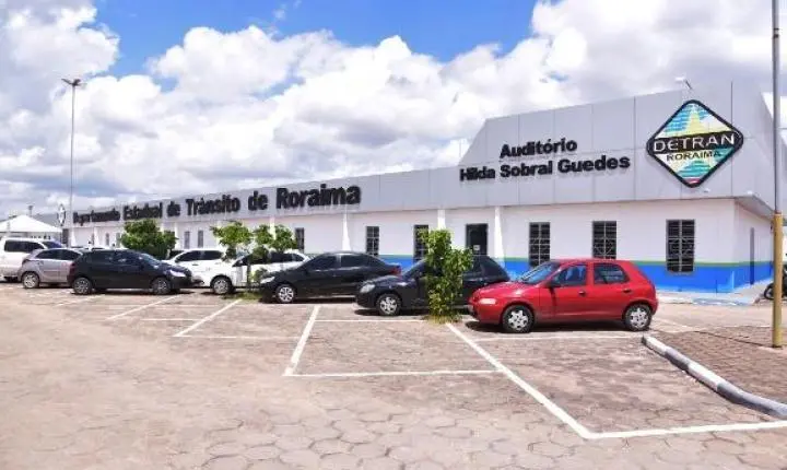 Justiça condena revendedora por não transferir veículo e manter antigo proprietário responsável por multas