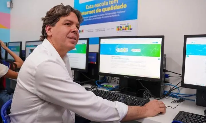 Ministro das Comunicações visita escola conectada em Roraima