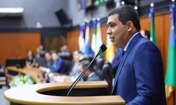 Sampaio promete concluir obras inacabadas e aponta precariedade em escolas indígenas de Roraima