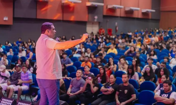 Soldado Sampaio reúne servidores municipais e participa de evento com cerca de mil jovens em Boa Vista